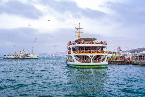 Türkiye'de Müslüman mimarisi ve su taşıma - güzel manzara turistik yerlerinden denizden Boğaz üzerinde yolculuk. Cityscape gün batımında - Istanbul 'un eski Camii ve Türk vapurlar, görüntülemek Haliç '.