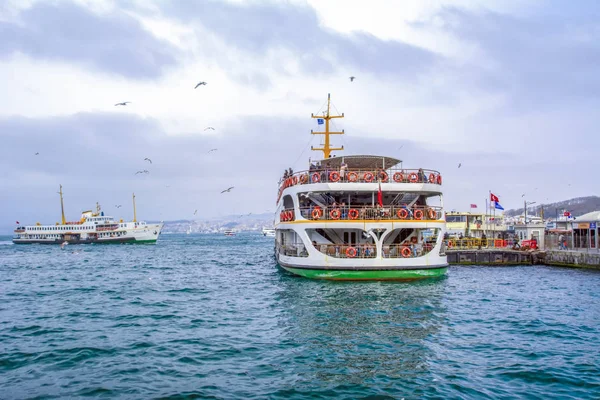 Arquitectura Musulmana Transporte Acuático Turquía Hermosos Monumentos Turísticos Vista Desde —  Fotos de Stock