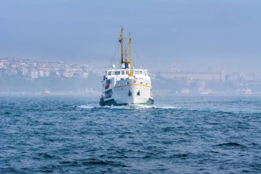 Türkiye'de Müslüman mimarisi ve su taşıma - güzel manzara turistik yerlerinden denizden Boğaz üzerinde yolculuk. Cityscape gün batımında - Istanbul 'un eski Camii ve Türk vapurlar, görüntülemek Haliç '.
