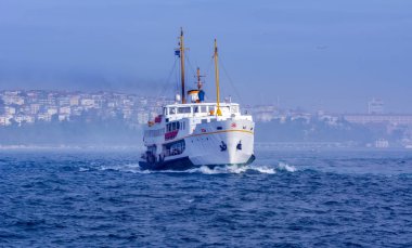 Türkiye'de Müslüman mimarisi ve su taşıma - güzel manzara turistik yerlerinden denizden Boğaz üzerinde yolculuk. Cityscape gün batımında - Istanbul 'un eski Camii ve Türk vapurlar, görüntülemek Haliç '.