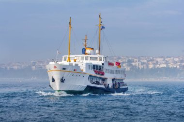 Türkiye'de Müslüman mimarisi ve su taşıma - güzel manzara turistik yerlerinden denizden Boğaz üzerinde yolculuk. Cityscape gün batımında - Istanbul 'un eski Camii ve Türk vapurlar, görüntülemek Haliç '.