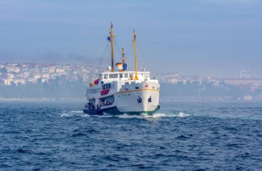 Türkiye'de Müslüman mimarisi ve su taşıma - güzel manzara turistik yerlerinden denizden Boğaz üzerinde yolculuk. Cityscape gün batımında - Istanbul 'un eski Camii ve Türk vapurlar, görüntülemek Haliç '.