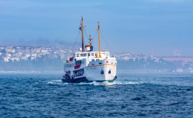 Türkiye'de Müslüman mimarisi ve su taşıma - güzel manzara turistik yerlerinden denizden Boğaz üzerinde yolculuk. Cityscape gün batımında - Istanbul 'un eski Camii ve Türk vapurlar, görüntülemek Haliç '.
