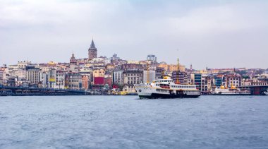 Türkiye'de Müslüman mimarisi ve su taşıma - güzel manzara turistik yerlerinden denizden Boğaz üzerinde yolculuk. Cityscape gün batımında - Istanbul 'un eski Camii ve Türk vapurlar, görüntülemek Haliç '.