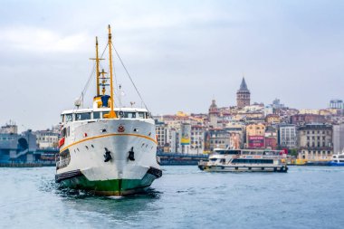 Türkiye'de Müslüman mimarisi ve su taşıma - güzel manzara turistik yerlerinden denizden Boğaz üzerinde yolculuk. Cityscape gün batımında - Istanbul 'un eski Camii ve Türk vapurlar, görüntülemek Haliç '.