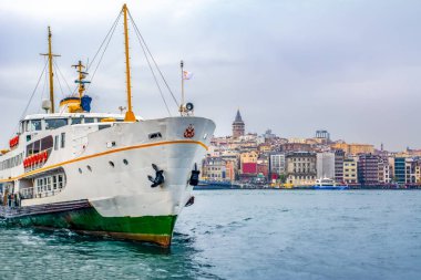 Türkiye'de Müslüman mimarisi ve su taşıma - güzel manzara turistik yerlerinden denizden Boğaz üzerinde yolculuk. Cityscape gün batımında - Istanbul 'un eski Camii ve Türk vapurlar, görüntülemek Haliç '.