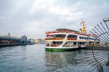 Türkiye'de Müslüman mimarisi ve su taşıma - güzel manzara turistik yerlerinden denizden Boğaz üzerinde yolculuk. Cityscape gün batımında - Istanbul 'un eski Camii ve Türk vapurlar, görüntülemek Haliç '.