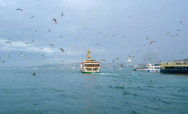 Türkiye'de Müslüman mimarisi ve su taşıma - güzel manzara turistik yerlerinden denizden Boğaz üzerinde yolculuk. Cityscape gün batımında - Istanbul 'un eski Camii ve Türk vapurlar, görüntülemek Haliç '.