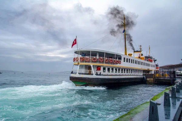 Muslimsk Arkitektur Vandtransport Tyrkiet Smukke Udsigt Turistattraktioner Fra Sørejsen Bosporus - Stock-foto