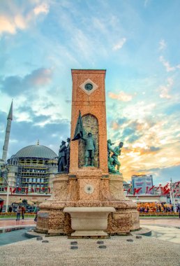 İstanbul'da Taksim meydanı . Taksim İstiklal Caddesi İstanbul'un popüler turizm merkezlerinden biridir.