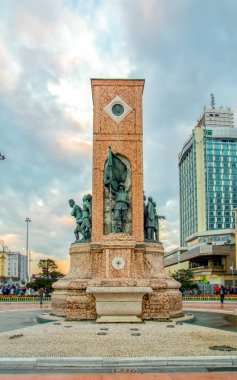 İstanbul'da Taksim meydanı . Taksim İstiklal Caddesi İstanbul'un popüler turizm merkezlerinden biridir.