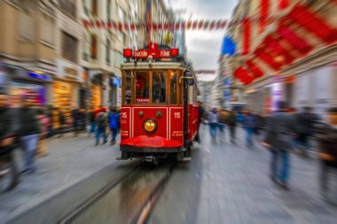 Akşam Taksim İstiklal Caddesi'nde Nostaljik Kırmızı Tramvay.  