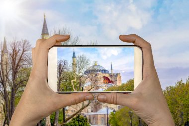 İstanbul 'daki Ayasofya Müzesi önünde fotoğraf çeken bir turist. Seyahat kavramı