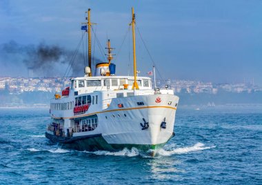 Türkiye'de Müslüman mimarisi ve su taşıma - güzel manzara turistik yerlerinden denizden Boğaz üzerinde yolculuk. Cityscape gün batımında - Istanbul 'un eski Camii ve Türk vapurlar, görüntülemek Haliç '.