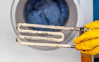 Mekanik teknoloji sanayi kavramı. Karşılaştırma iki ısıtıcılar. Yeni çamaşır makinesi parçası ve eski tortu içinde kaplı.