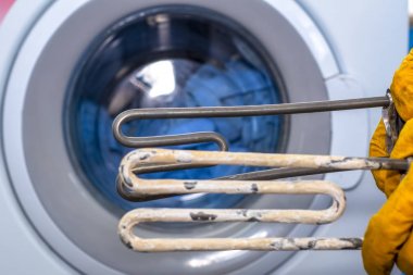 Mekanik teknoloji sanayi kavramı. Karşılaştırma iki ısıtıcılar. Yeni çamaşır makinesi parçası ve eski tortu içinde kaplı.