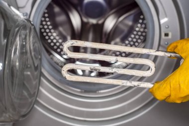 Mekanik teknoloji sanayi kavramı. Karşılaştırma iki ısıtıcılar. Yeni çamaşır makinesi parçası ve eski tortu içinde kaplı.