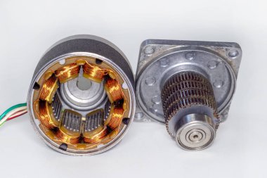 Step motor, sökülmüş, rotor seti ile beyaz arka plan üzerinde güç kablosu takılı asidestepper motor