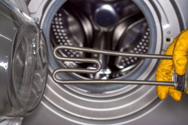 Mekanik teknoloji sanayi kavramı. Karşılaştırma iki ısıtıcılar. Yeni çamaşır makinesi parçası ve eski tortu içinde kaplı.