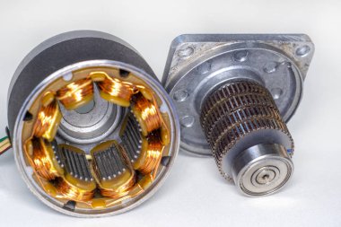 Step motor, sökülmüş, rotor seti ile beyaz arka plan üzerinde güç kablosu takılı asidestepper motor