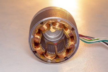 Step motor, sökülmüş, rotor seti ile beyaz arka plan üzerinde güç kablosu takılı asidestepper motor