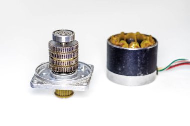 Step motor, sökülmüş, rotor seti ile beyaz arka plan üzerinde güç kablosu takılı asidestepper motor