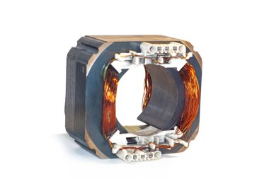 Çamaşır makinesi tamir. Elektrik motoru motoru bozuk birim önünde elleriyle Repairer