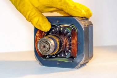 Çamaşır makinesi tamir. Elektrik motoru motoru bozuk birim önünde elleriyle Repairer