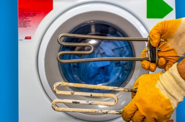 Mekanik teknoloji sanayi kavramı. Karşılaştırma iki ısıtıcılar. Yeni çamaşır makinesi parçası ve eski tortu içinde kaplı.