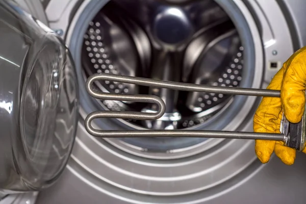 Mekanik teknoloji sanayi kavramı. Karşılaştırma iki ısıtıcılar. Yeni çamaşır makinesi parçası ve eski tortu içinde kaplı.