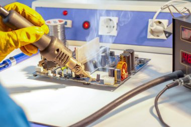 Elektronik tamir servisi, tamirci bir elektronik devre, metin alanı tamir.