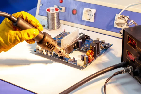 Elektronik tamir servisi, tamirci bir elektronik devre, metin alanı tamir.