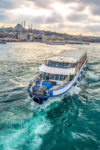 Arquitectura Musulmana Transporte Acuático Turquía Hermosos Monumentos Turísticos Vista Desde —  Fotos de Stock