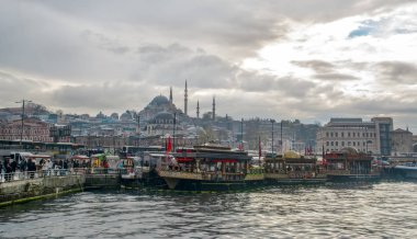 İstanbul, Türkiye 03 Nisan 2019: Türkiye'de Müslüman mimarisi ve su taşımacılığı - İstanbul Boğazı'nda deniz yolculuğundan gelen turistik manzaralar. Gün batımında İstanbul Şehir Manzarası - eski cami ve türk vapurları, Haliç manzarası.