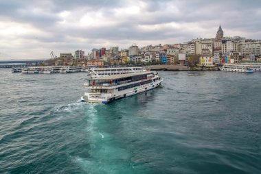 İstanbul, Türkiye 03 Nisan 2019: Türkiye'de Müslüman mimarisi ve su taşımacılığı - İstanbul Boğazı'nda deniz yolculuğundan gelen turistik manzaralar. Gün batımında İstanbul Şehir Manzarası - eski cami ve türk vapurları, Haliç manzarası.