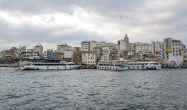 İstanbul, Türkiye 03 Nisan 2019: Türkiye'de Müslüman mimarisi ve su taşımacılığı - İstanbul Boğazı'nda deniz yolculuğundan gelen turistik manzaralar. Gün batımında İstanbul Şehir Manzarası - eski cami ve türk vapurları, Haliç manzarası.