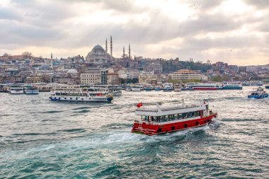 İstanbul, Türkiye 03 Nisan 2019: Türkiye'de Müslüman mimarisi ve su taşımacılığı - İstanbul Boğazı'nda deniz yolculuğundan gelen turistik manzaralar. Gün batımında İstanbul Şehir Manzarası - eski cami ve türk vapurları, Haliç manzarası.