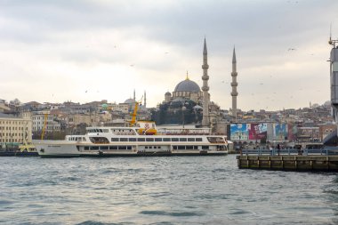 İstanbul, Türkiye 03 Nisan 2019: Türkiye'de Müslüman mimarisi ve su taşımacılığı - İstanbul Boğazı'nda deniz yolculuğundan gelen turistik manzaralar. Gün batımında İstanbul Şehir Manzarası - eski cami ve türk vapurları, Haliç manzarası.