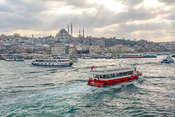 Κωνσταντινούπολη Τουρκία Απριλίου 2019 Μουσουλμανική Αρχιτεκτονική Και Θαλάσσιες Μεταφορές Στην — Φωτογραφία Αρχείου