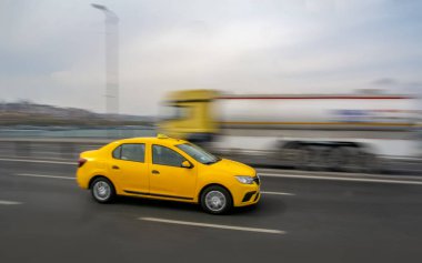 Akşam trafik uzun pozlama sarı türk taksi arabası istanbul 