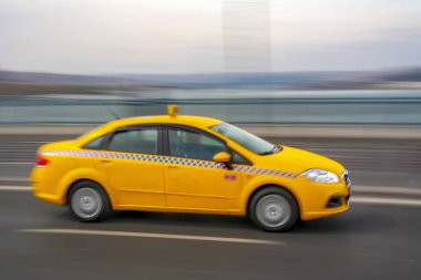 Akşam trafik uzun pozlama sarı türk taksi arabası istanbul 