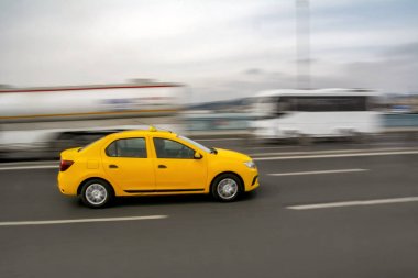 Akşam trafik uzun pozlama sarı türk taksi arabası istanbul 