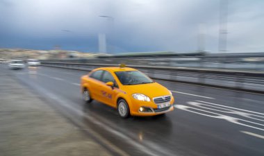 Akşam trafik uzun pozlama sarı türk taksi arabası istanbul 