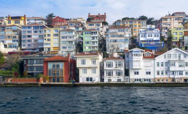 İstanbul Boğazı 'ndaki geleneksel ve modern malikaneler