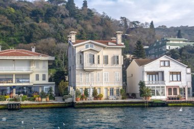 İstanbul Boğazı 'ndaki geleneksel ve modern malikaneler