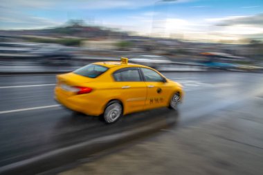 Akşam trafik uzun pozlama sarı türk taksi arabası istanbul 