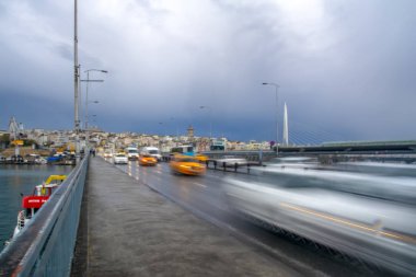 Akşam trafik uzun pozlama sarı türk taksi arabası istanbul 