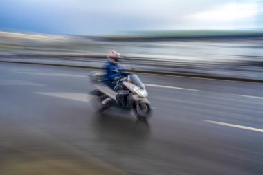 Otoyol yan görünümünde hızlı hareket sürüş Motosikletler