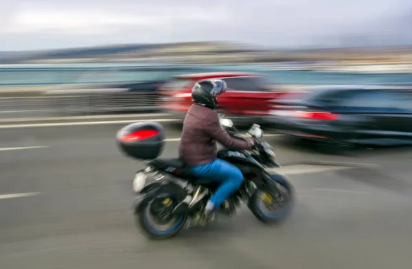 摩托车在公路侧观中快速行驶 — 图库照片