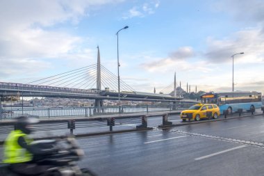Akşam trafik uzun pozlama sarı türk taksi arabası istanbul 